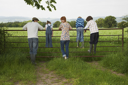 个子矮有3个子女59岁的父母在农村的围栏上站立帽子中年人场景栅栏风景女孩摄影男子风光胶靴背景