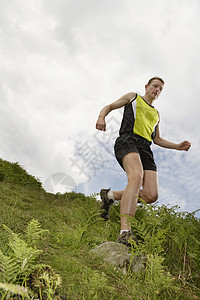 奔跑的男人男子在农村慢跑休闲跑步中年人生活方式运动训练活动风景风光一人背景