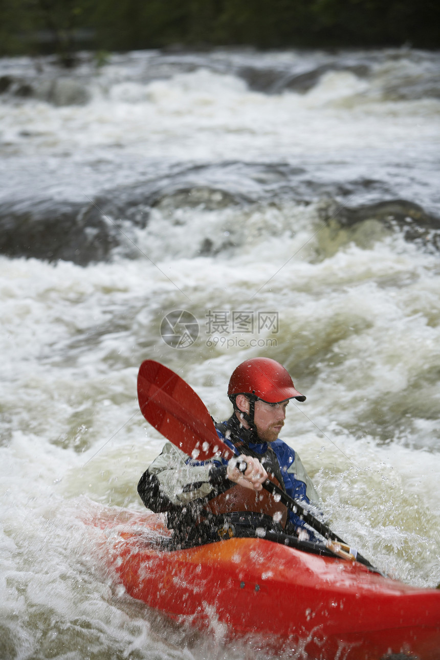 河流中的男皮艇行动激流头盔独木舟成人休闲运动冒险船只安全帽图片
