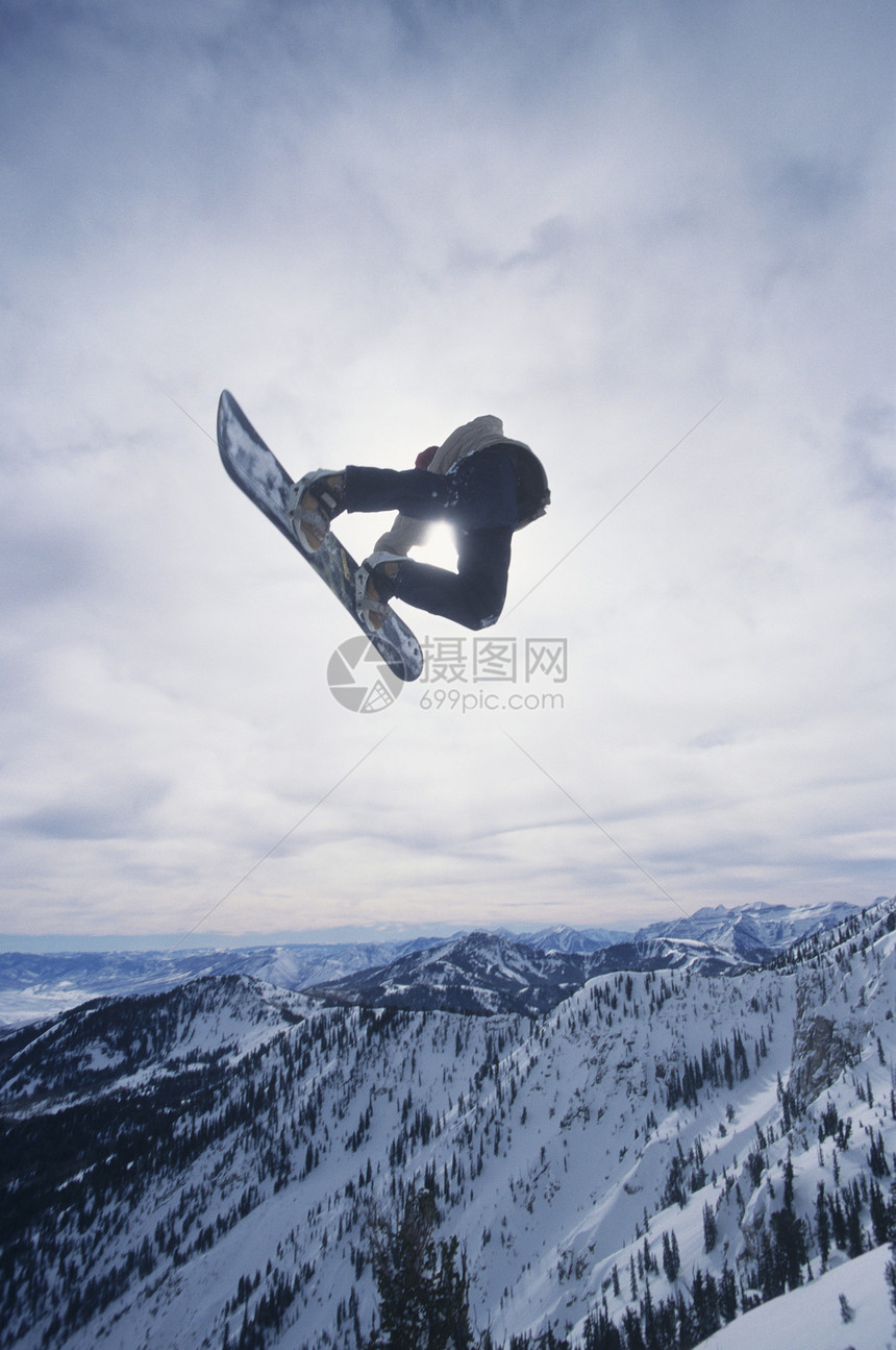 跳雪滑雪的人山脉天空挑战单板多云行动空气一人特技极限图片