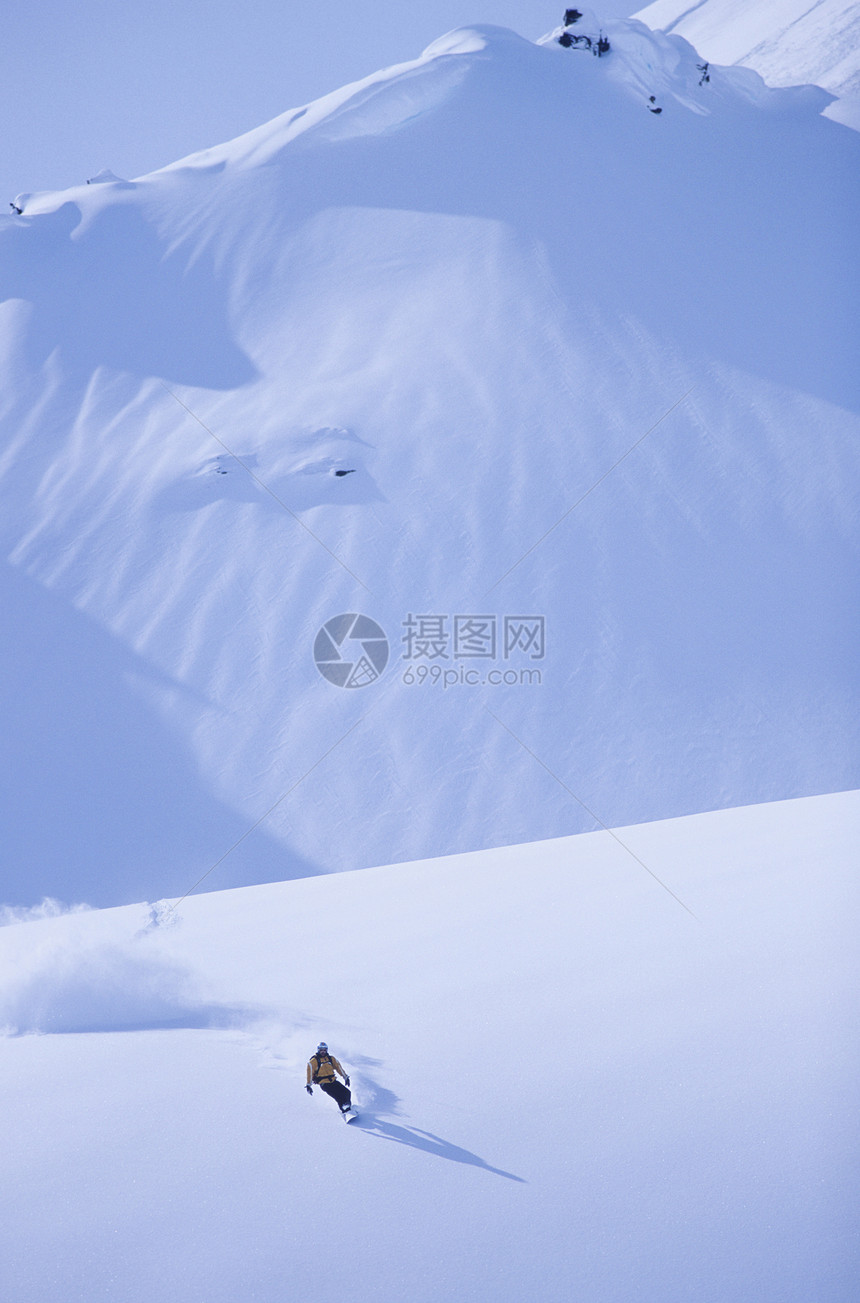 斜坡梯式风景滑雪机极限孤独滑雪单板山脉摄影一人运动图片