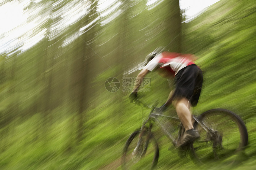 农村男骑自行车者走上轨道踪迹活力男子中年生活方式男人一人骑术运动自行车图片