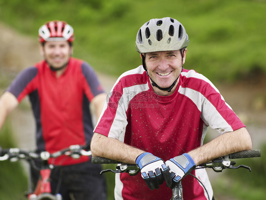 两个骑自行车的户外画像两个人生活方式成人头盔幸福友谊手套男人安全男子图片