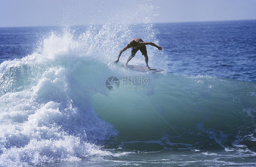 人类在海浪上冲浪未知运动挑战游泳衣冲浪板行动平衡海洋大海摄影图片