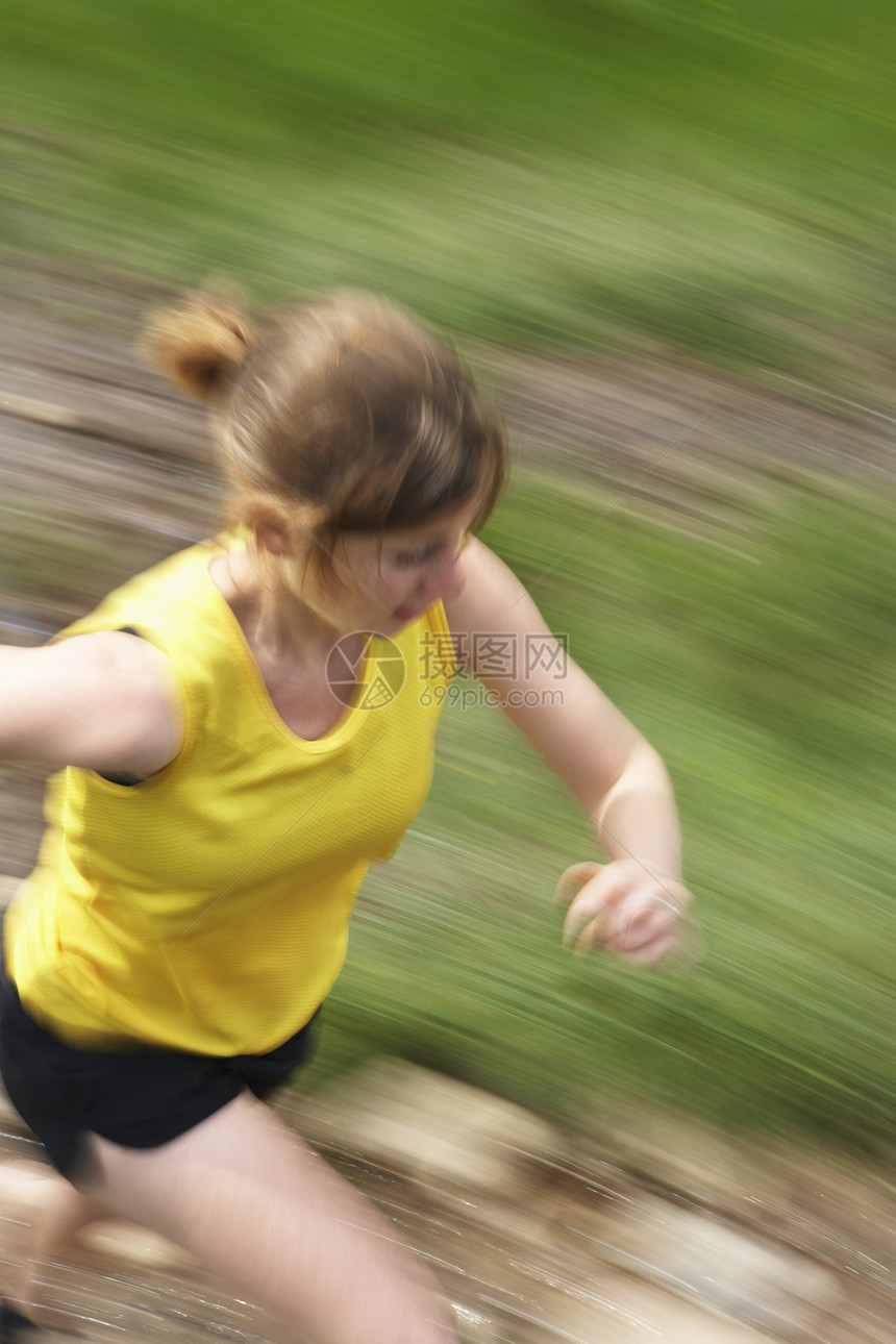 一位妇女走上正轨的高视远足农村小路女士慢跑者旅行者运动踪迹运动服闲暇图片