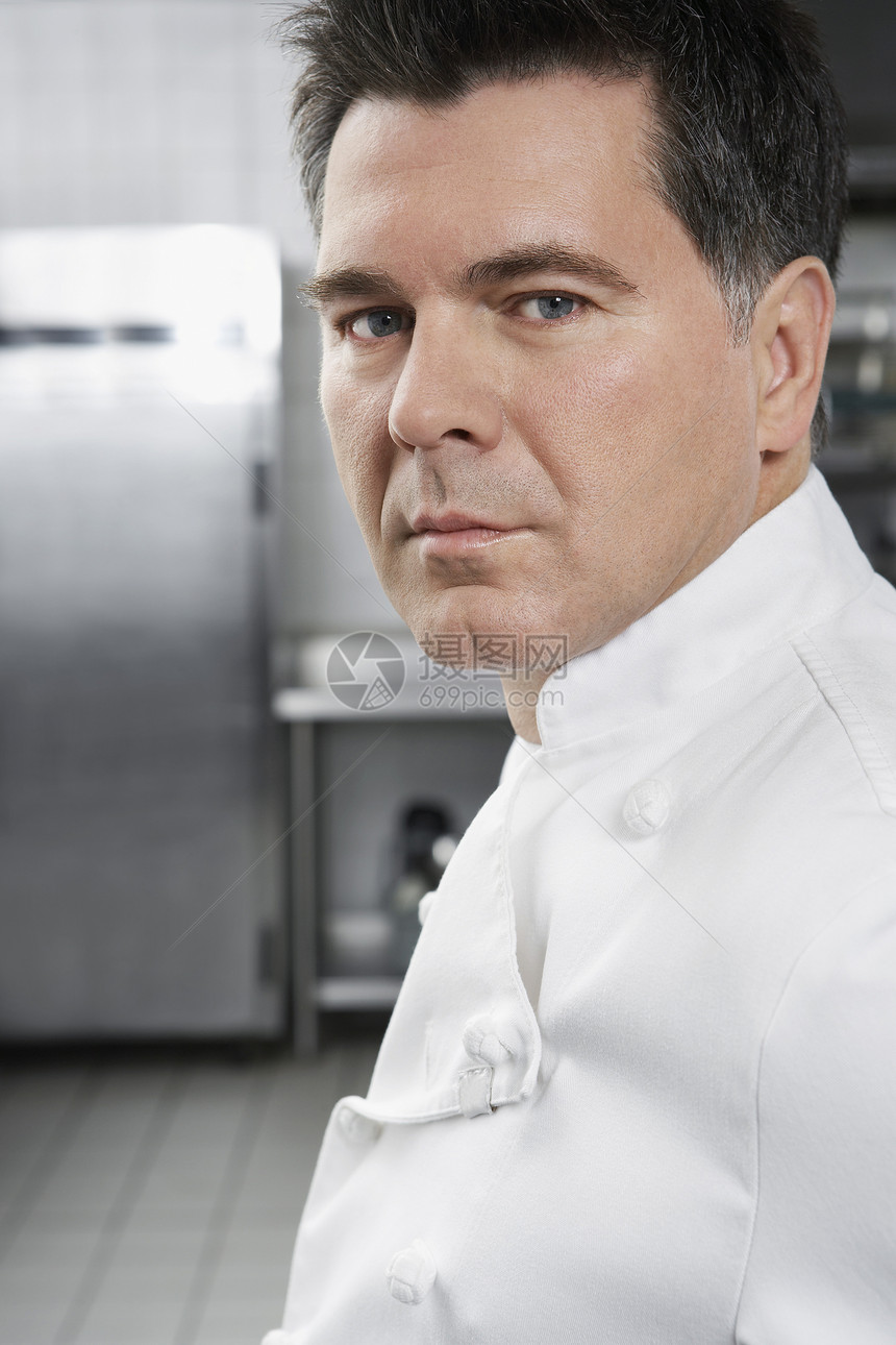 厨房里有一位男主厨的肖像图片
