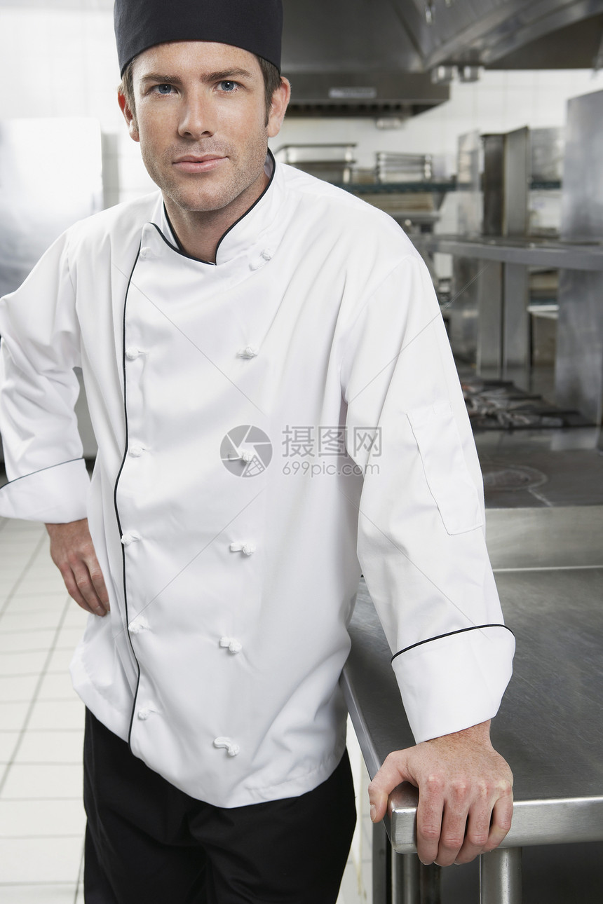 坐在厨房的一位自信男厨师的肖像职业成人职员男人男士用具制服商业工人餐厅图片
