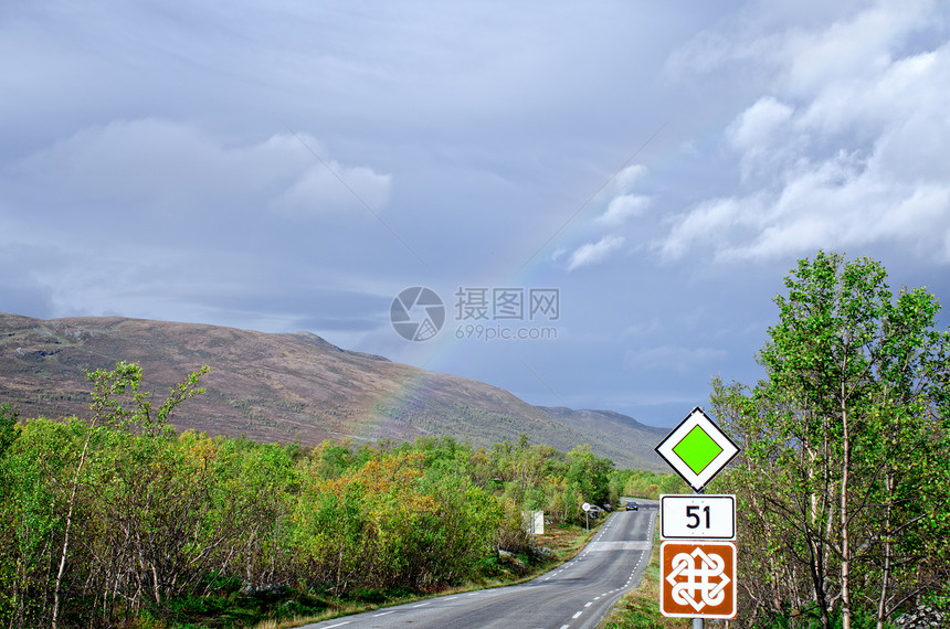 51度水平风景路上的彩虹图片