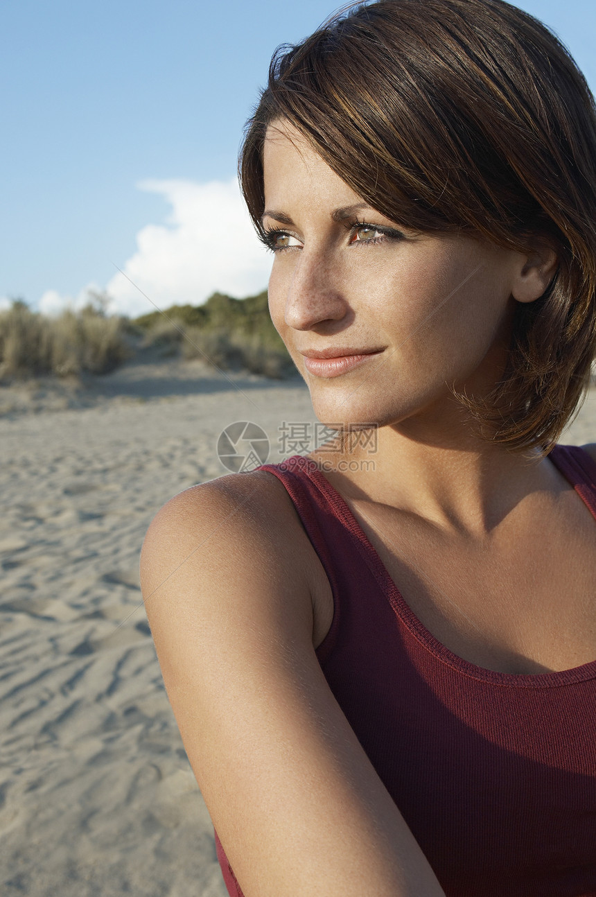 海滩上年轻女子的肖像 向远看图片