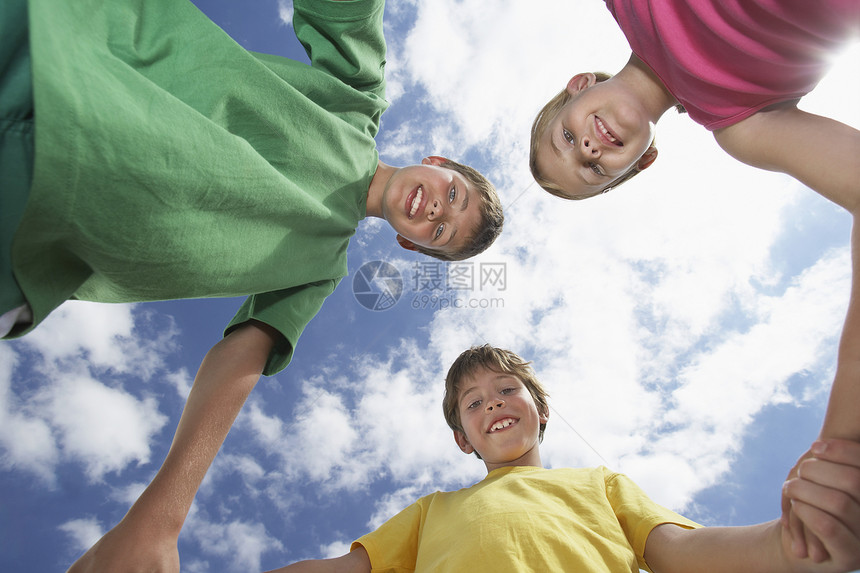 3名手对着天空的幼童低角度肖像画图片