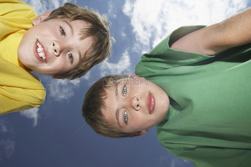 低角度画像 两个男孩的低角度肖像 弯曲向天空图片