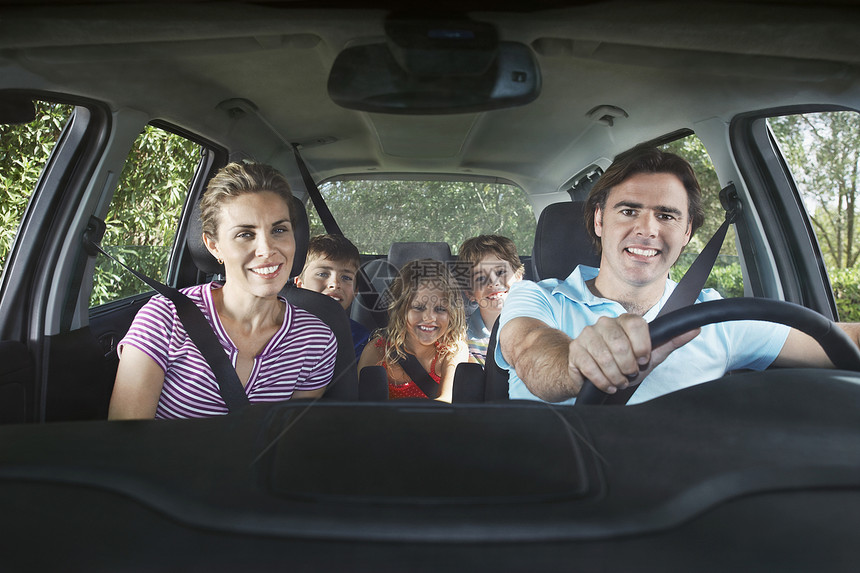 带着三个孩子在车里微笑的情侣的肖像孩子们车轮家庭团体儿子姐姐女儿男人母亲运输图片