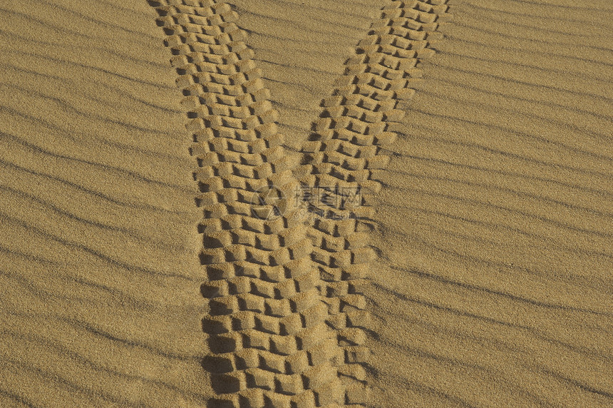 泥沙中的轮胎轨迹图片
