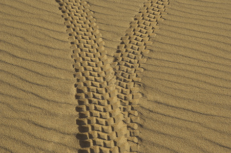 泥沙中的轮胎轨迹背景图片