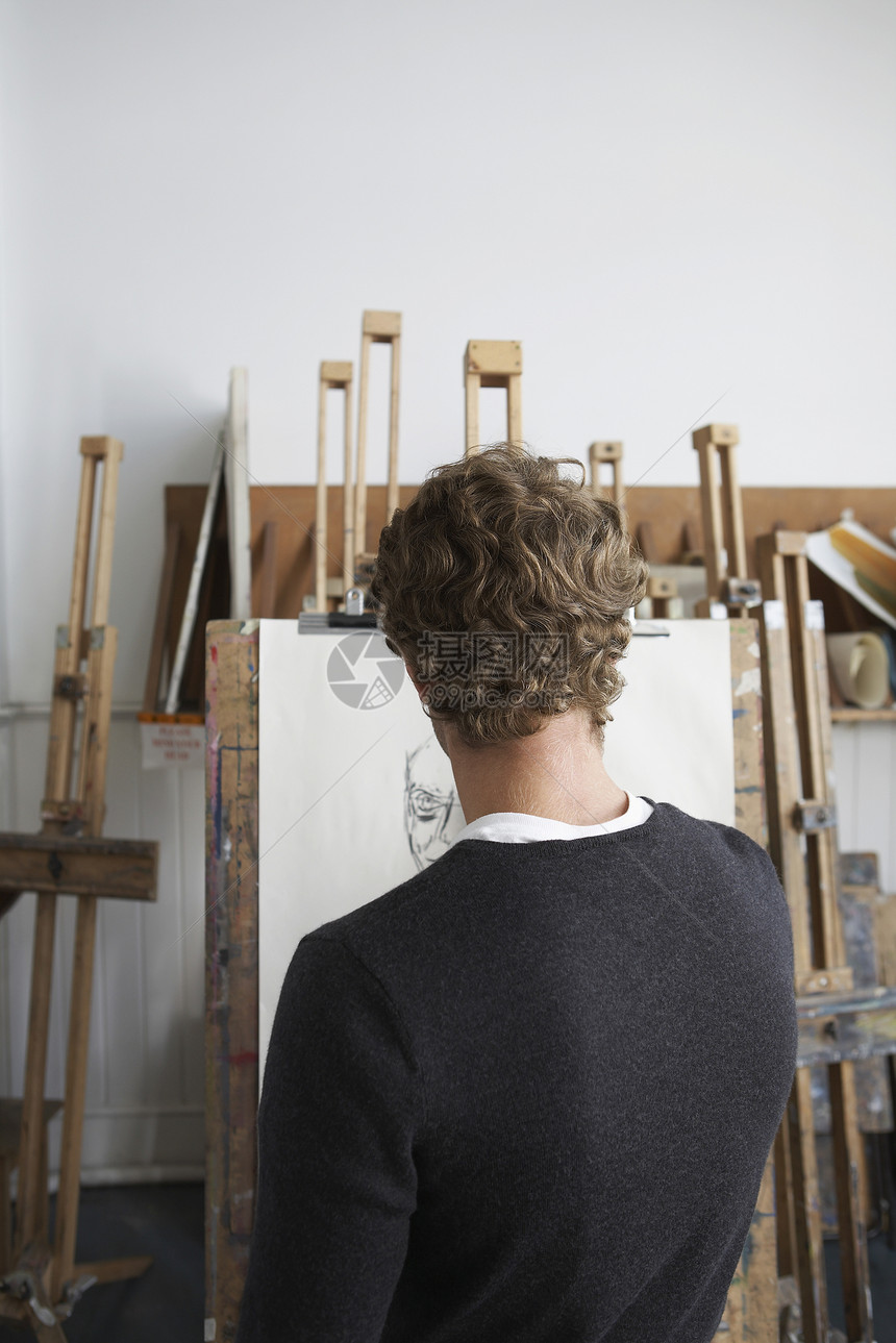 在演播室画木炭肖像的男性艺术家近视木头教育爱好大学艺术学校课堂深色男人班级图片