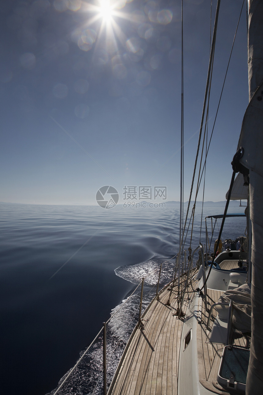 帆船甲板上的山岸运输绳索地平线大海海洋太阳图片