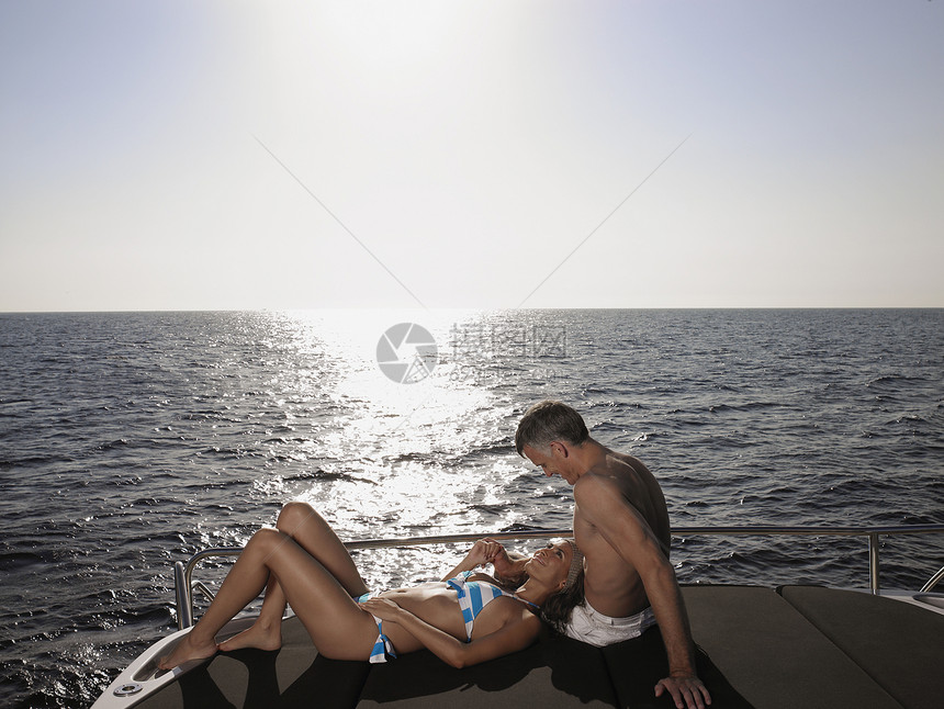 爱情夫妻在游艇的海上边缘放松图片