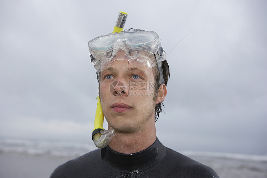 穿着湿衣服的男子 在沙滩肖像上站着海洋沉思摄影呼吸管海滩头肩潜水大海风镜休闲图片