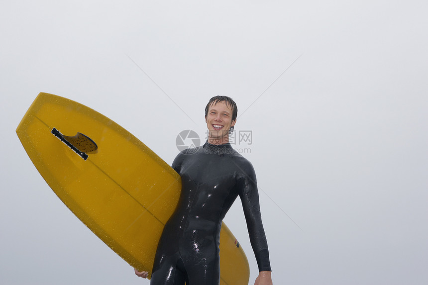 冲浪船在海滩低角度视图肖像上携带冲浪板图片