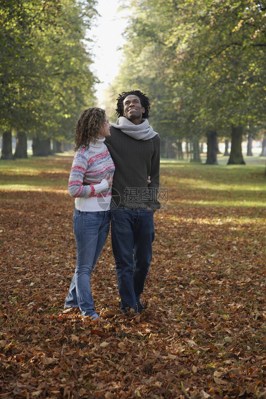 夫妇在公园中行走团结叶子服装活动中年女性微笑衣物黑人休闲图片