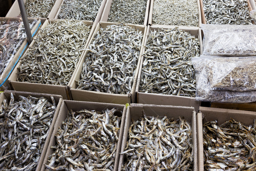 供市场销售的干枯鱼尾鱼海鲜摊位美食银鱼食物白色图片