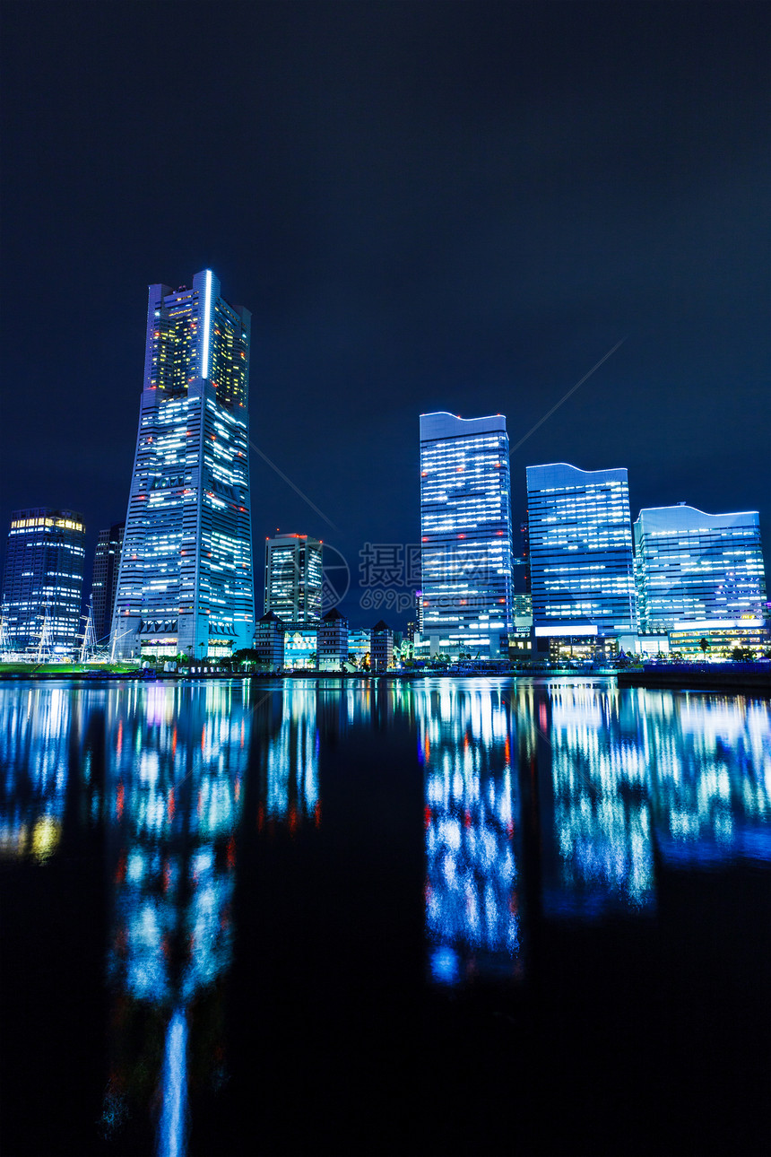 夜间横滨城市天际海岸线海岸建筑市容景观办公室商业地标办公楼车轮图片