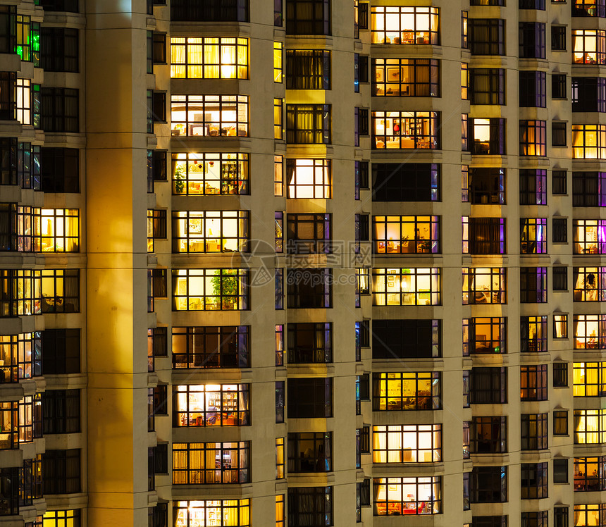 夜间公寓大楼的外观图片