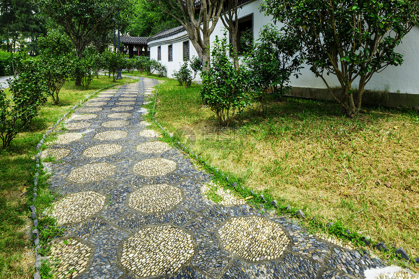 中国花园的泥石小路石径花园卵石石头草地园林岩石建筑庭院走道图片