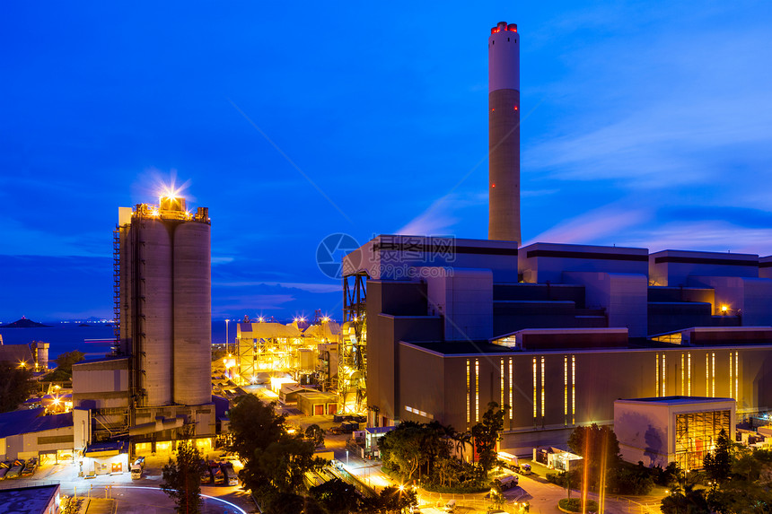 夜间的工业工厂蓝色厂房建筑天空植物炼油厂化工厂汽油制造化学品图片