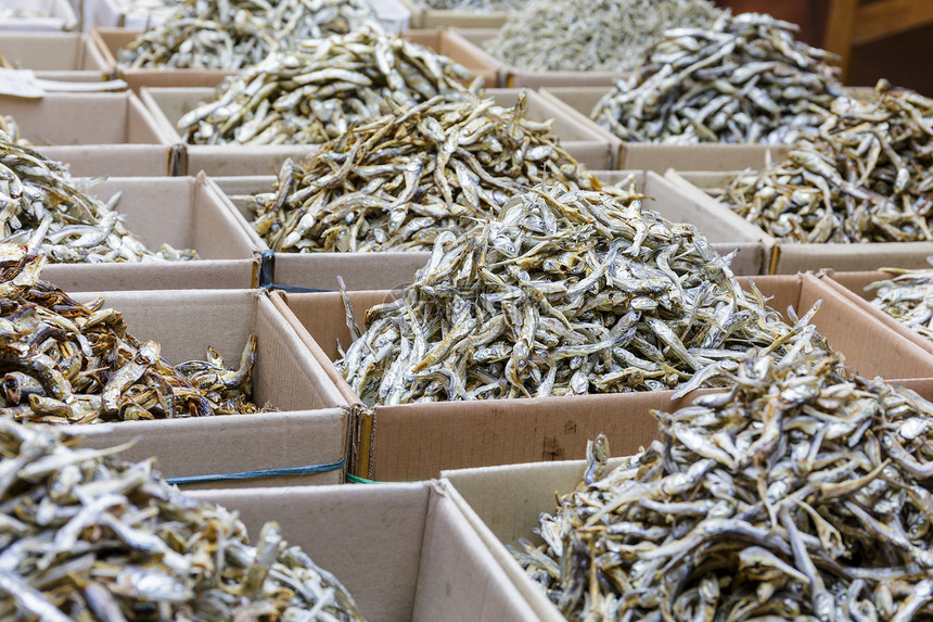 供市场销售的干枯鱼尾鱼食物海鲜白色美食银鱼摊位图片