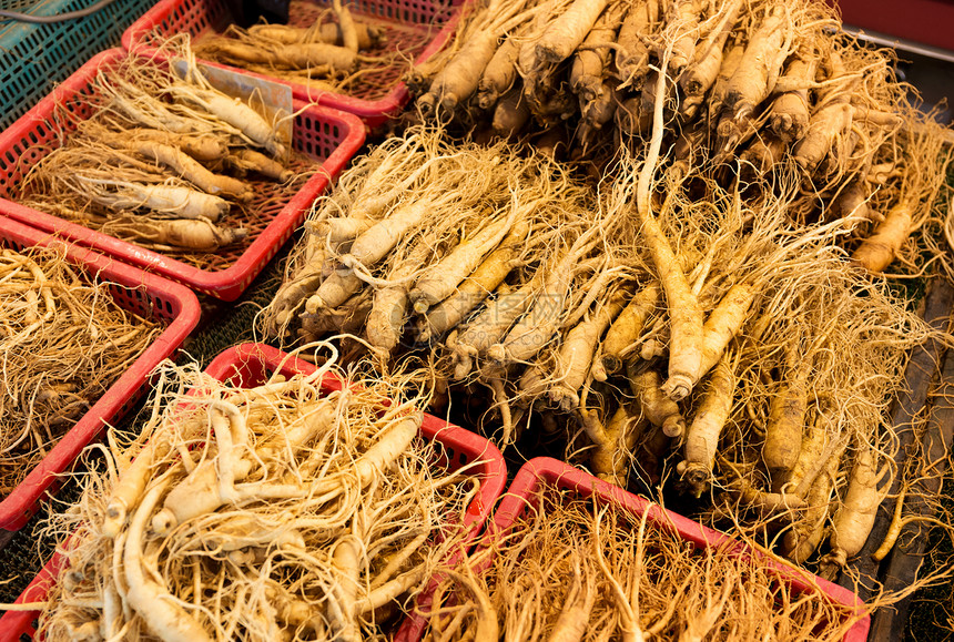 韩国市场的金生香料摊位美食老化蔬菜食物药品草本植物图片