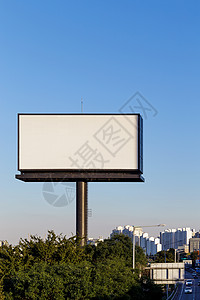 大广告牌空白的广告牌对抗蓝天背景