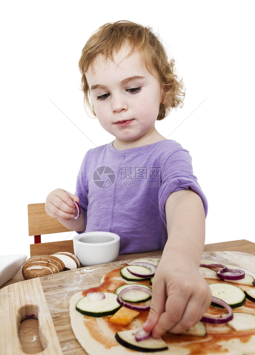 一个可爱小女孩自制的比萨饼蔬菜白色营养食物烘烤孩子西红柿南瓜面团营养品图片
