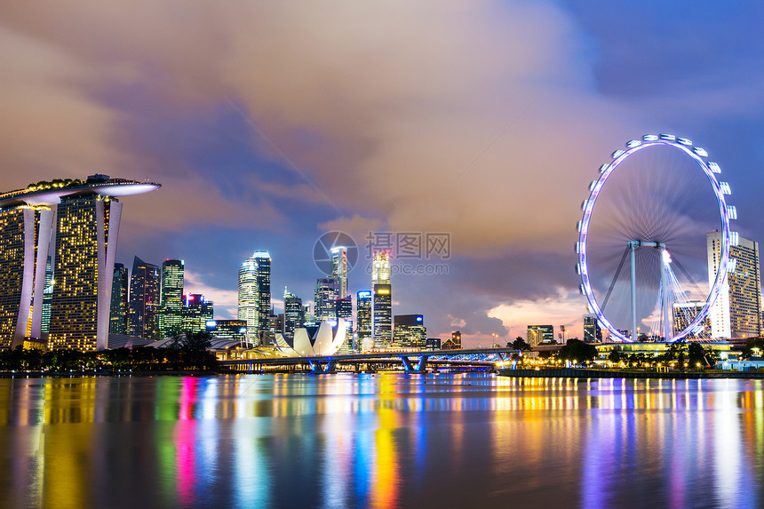 新加坡之夜景观灯展企业天际天空金融地标办公楼办公室商业图片