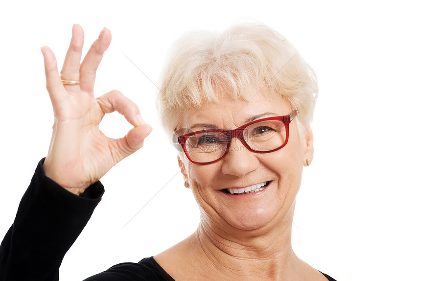 戴眼镜的快乐老太婆看起来还不错退休祖母享受幸福头发拇指微笑祖父母女士成人图片
