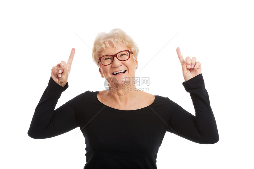 一位快乐的老太太指着一个复制空间成人幸福女士人士女性老年商业惊愕喜悦手指图片