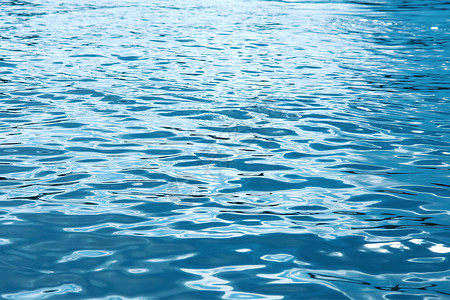 地表水游泳水池流动蓝色反射液体娱乐假期海洋池塘高清图片