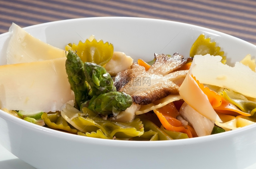 意大利面食 蘑菇和意大利面粉盘子蔬菜食物午餐美食小吃饮食营养宏观芹菜图片