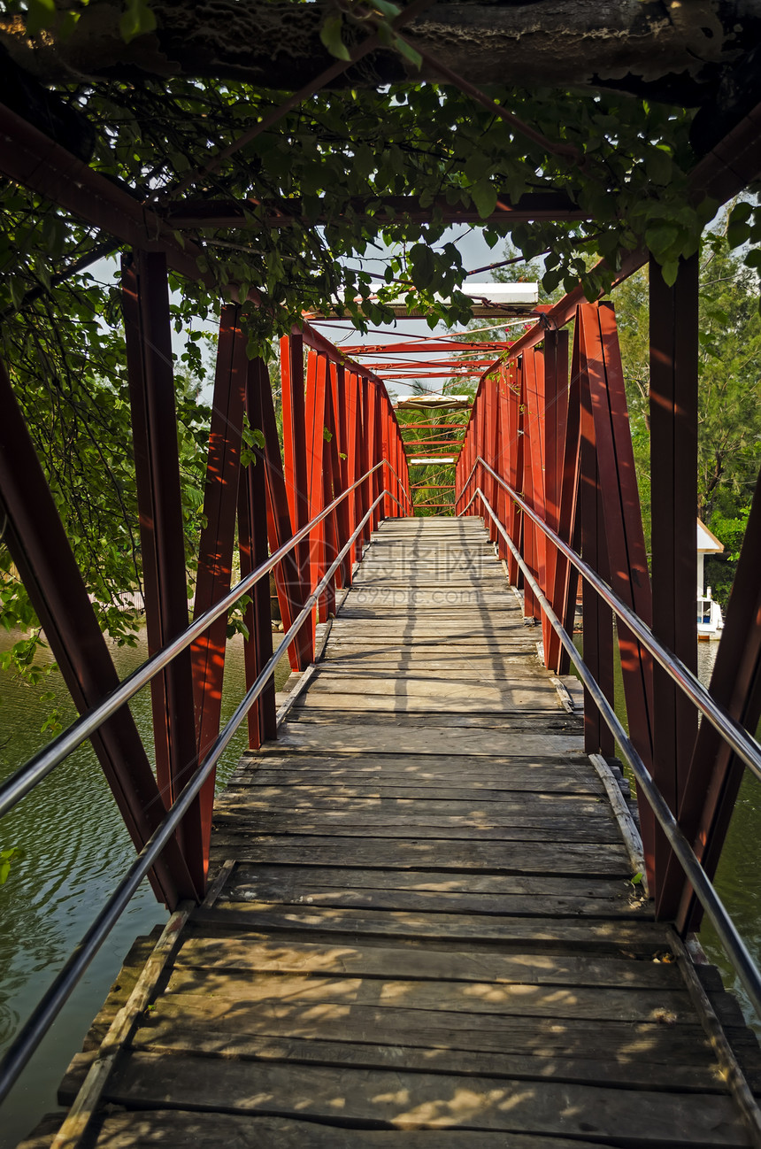 吊桥公园木头绿色红色天桥立交桥小路金属管行人图片
