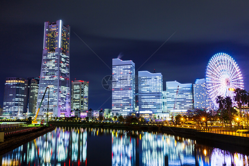 日本横滨市小路建筑海岸线摩天轮城市海岸办公楼公园天际景观图片