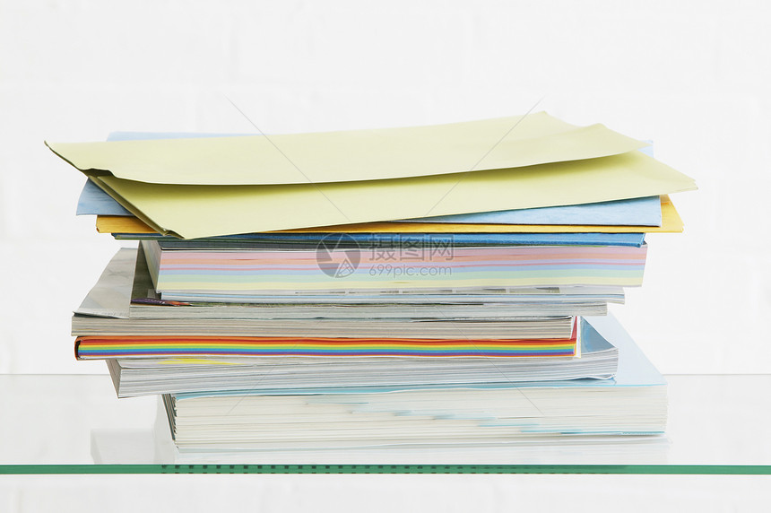 彩色文具工作室的堆叠邮件材料文件夹纸质对象影棚图片