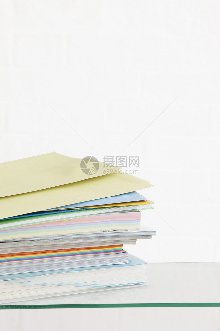 彩色文具工作室的堆叠邮件文件夹纸质对象材料影棚图片