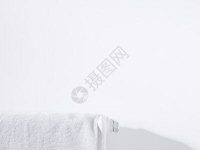 散热器和白墙上的毛巾烘干房子白色背景图片