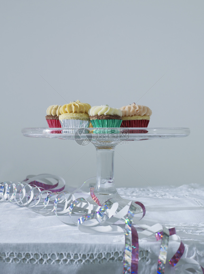桌上的串流和杯蛋糕甜点拼盘活动桌子汽船食物物体派对小吃庆祝图片
