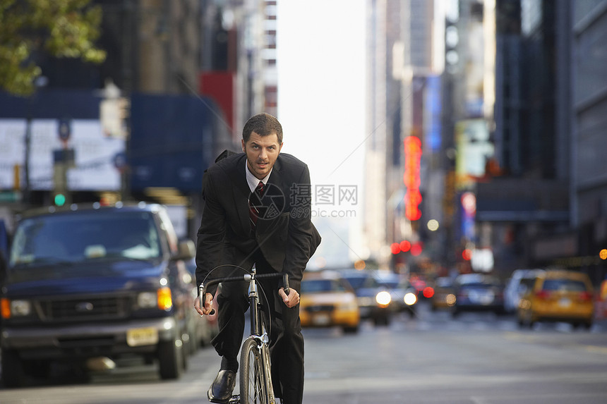 男人在街上骑自行车生活方式生态胡子通勤者男子交通机动性一人城市生活成人图片