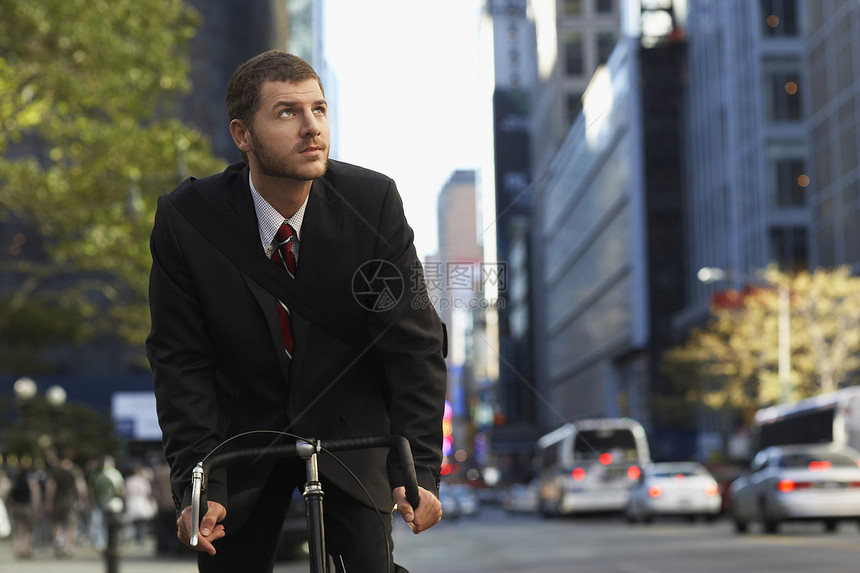 男人在街上骑自行车头发棕色交通位置通勤者男子一人骑术成年城市生活图片