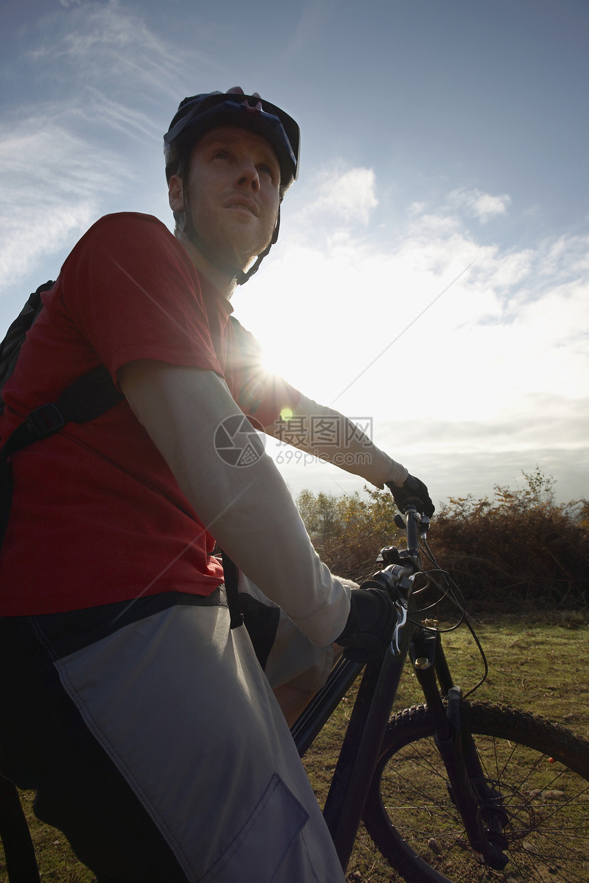骑着山上自行车的年轻人 在农村看风景骑术成人山地冒险头盔闲暇活力场地男人娱乐图片
