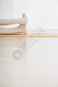 瑜伽型动少女1617岁伸展腿低段生活方式锻炼双腿美丽女孩瑜伽活力有氧运动健康拉伸背景