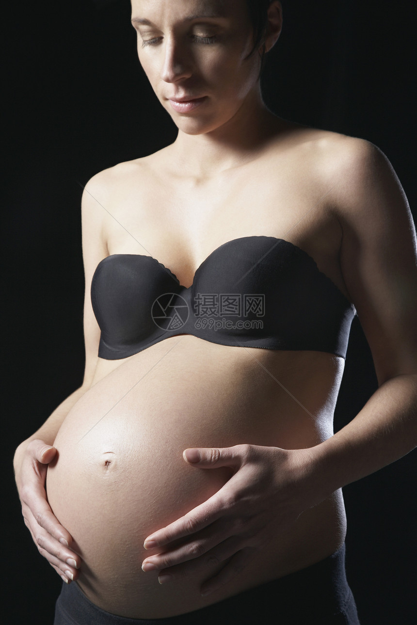 孕妇触摸腹部工作室镜头大事新生活人生沉思胸罩女人怀孕内衣背景黑色图片