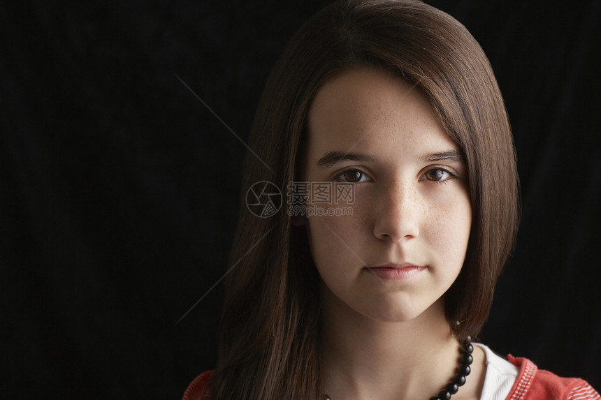 黑色背景肖像上的女孩1315影棚长发头发眼睛肩膀棕色青少年一人头肩图片